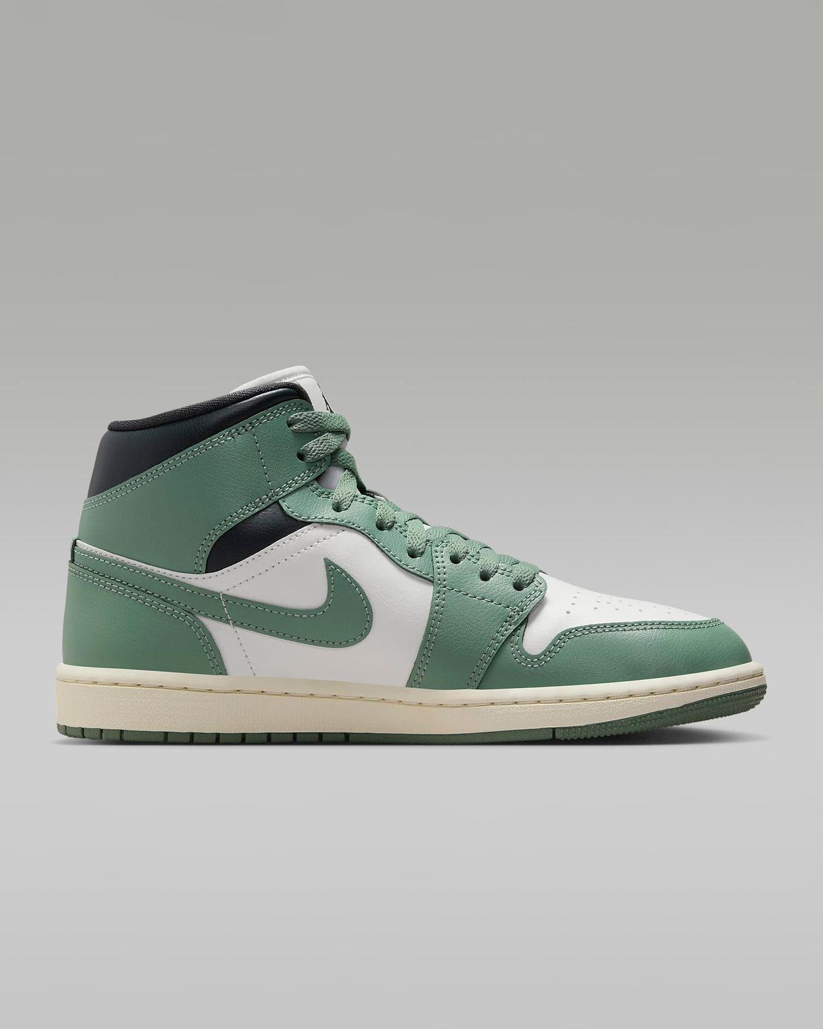 Nike WMNS Air Jordan 1 Mid BQ6472-130