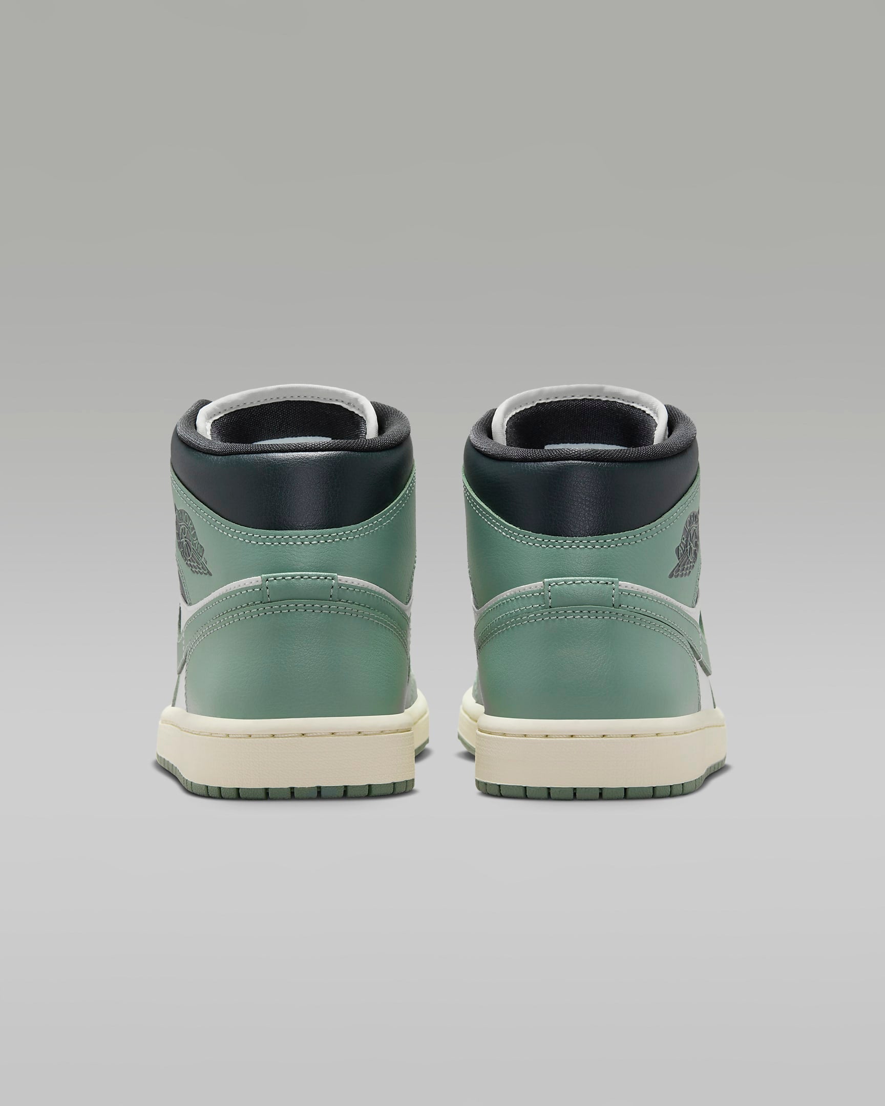 Nike WMNS Air Jordan 1 Mid BQ6472-130