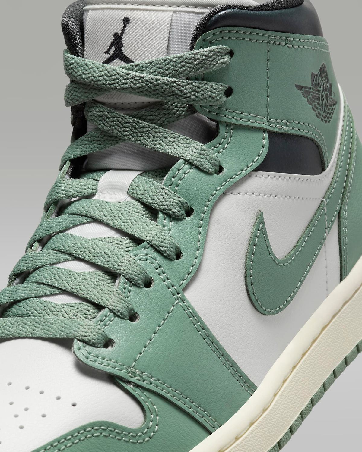 Nike WMNS Air Jordan 1 Mid BQ6472-130