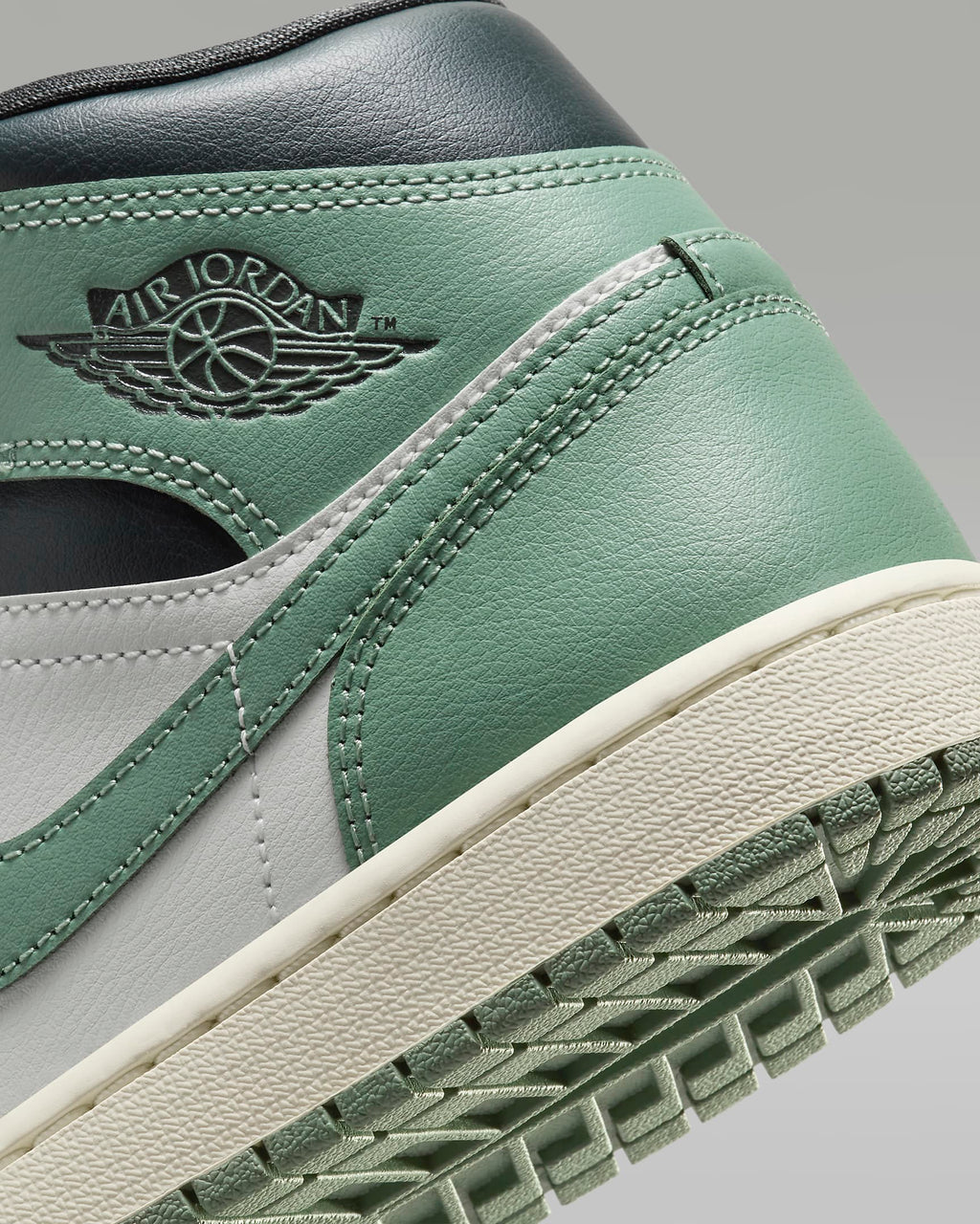 Nike WMNS Air Jordan 1 Mid BQ6472-130