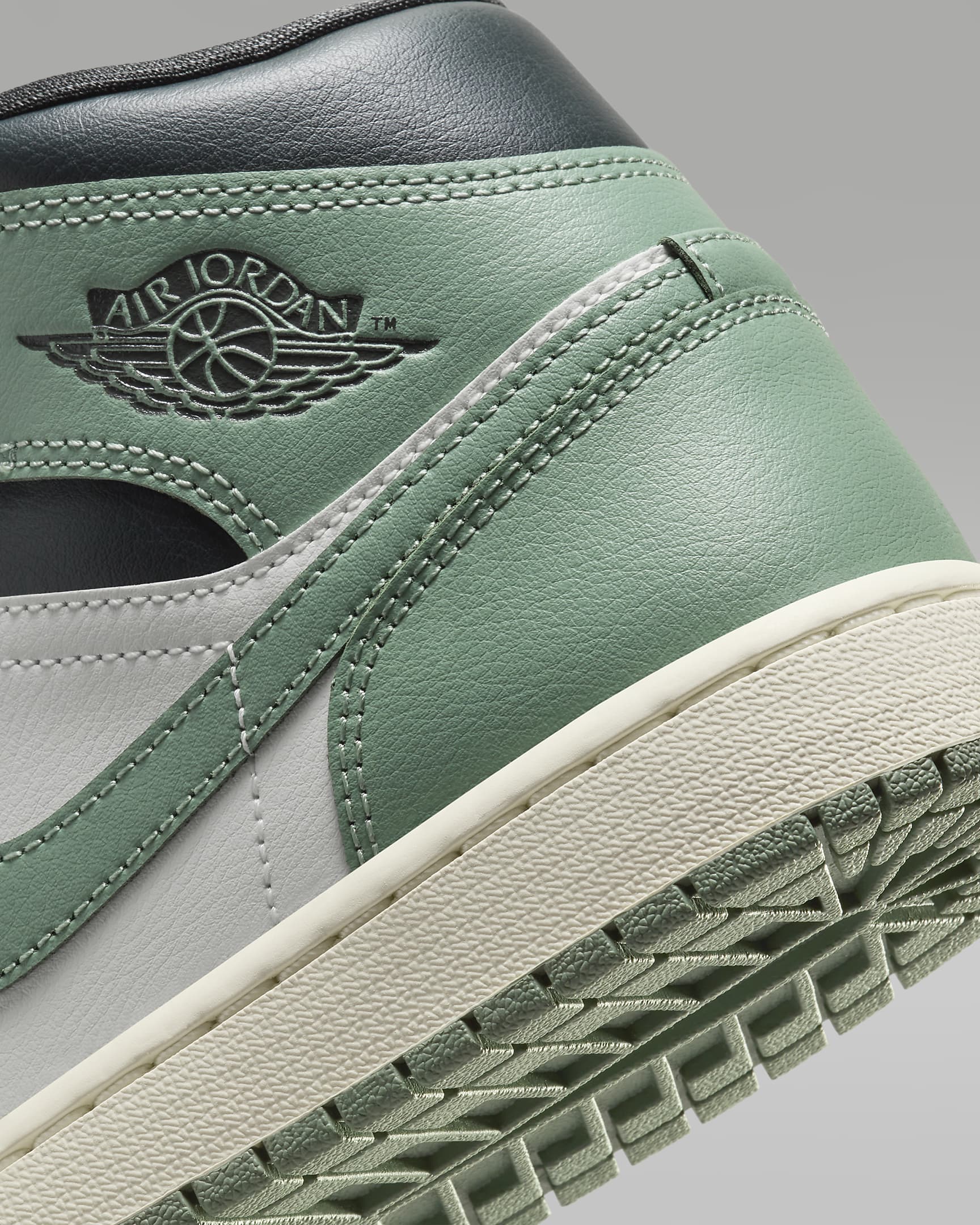 Nike WMNS Air Jordan 1 Mid BQ6472-130