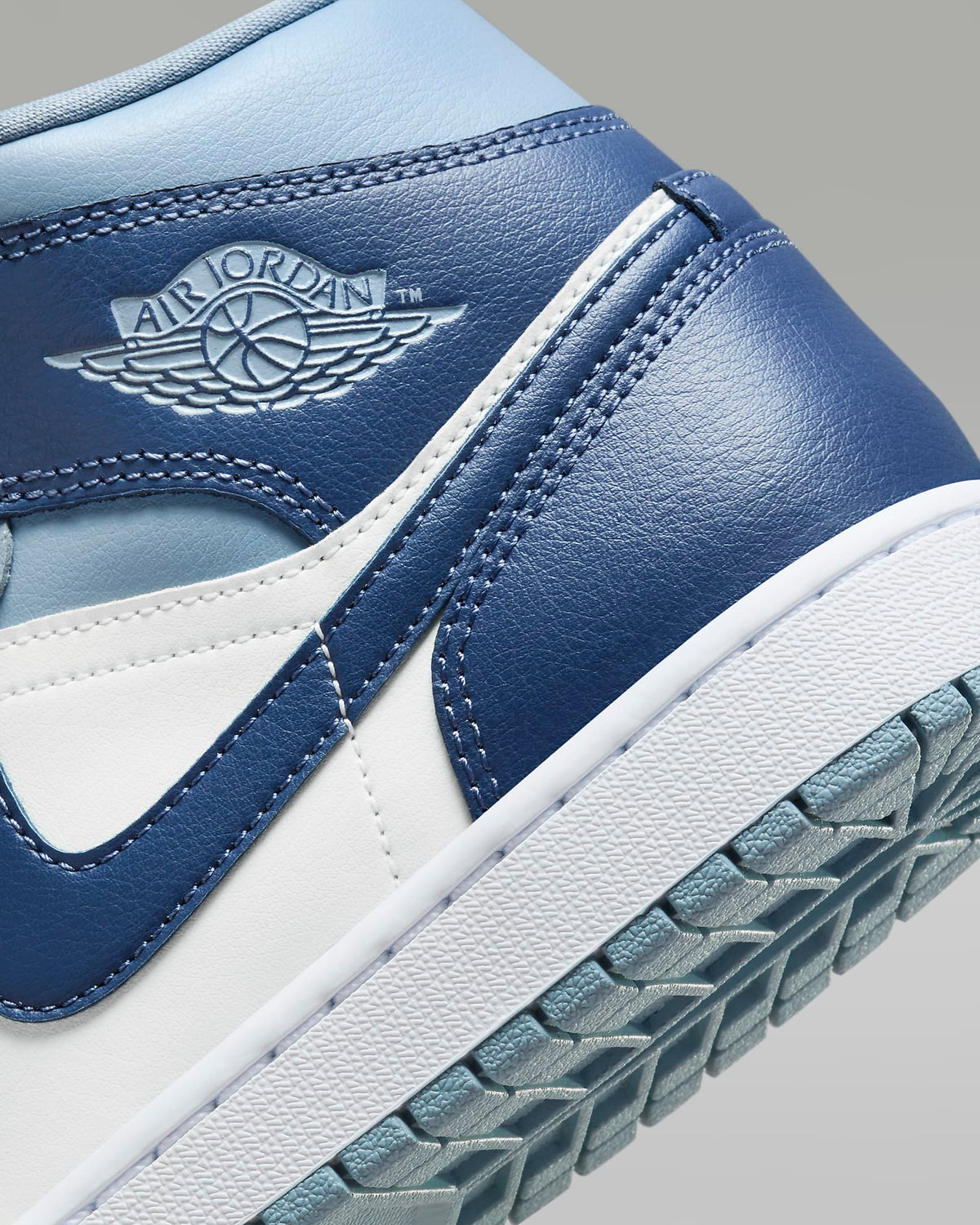 Nike WMNS Air Jordan 1 Mid BQ6472-140